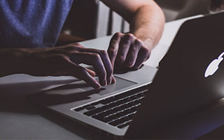 哀悼，7名塞萨洛尼基球迷在前往看欧联杯路上遇车祸去世